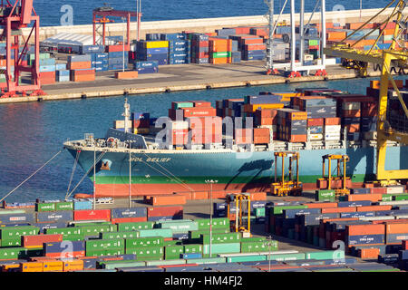 Barcellona, Spagna - 21 Maggio 2016: Nave venga caricato nel terminale per container dal porto di Barcellona. Foto Stock