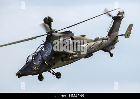 Berlino - giu 2, 2016: Esercito Tedesco Eurocopter EC665 Tiger attacco volo in elicottero durante l'Airshow di Berlino Ila in corrispondenza Berlin-Schoneveld airport Foto Stock