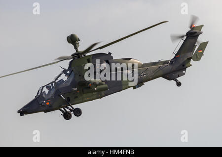 Berlino - giu 2, 2016: Tedesco Air Force Eurocopter EC665 Tiger attacco volo in elicottero su Berlin-Schoneveld airport Foto Stock