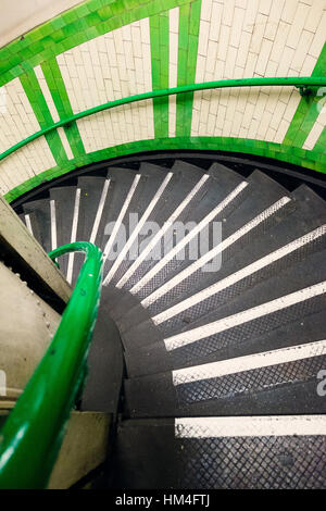 Il 136-passo di emergenza scalinata a spirale a Goodge Street la stazione della metropolitana di Londra, England, Regno Unito Foto Stock