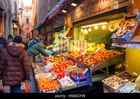 Bologna quadrilatero mercato Italia fruttivendolo frutto di visualizzazione in Via Pescherie Vecchie Foto Stock