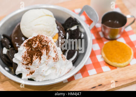 Gelato alla crema con pancake e cioccolato Foto Stock