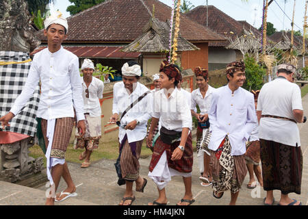 I ragazzi sul loro modo al tempio durante il festival Galungan a Bali, in Indonesia Foto Stock