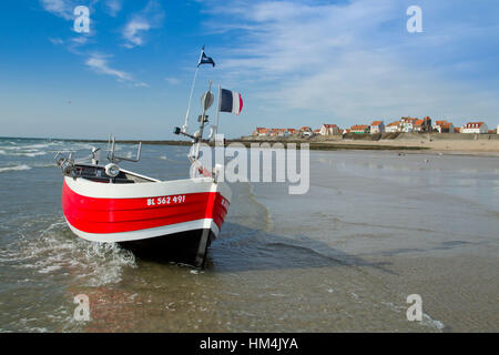 La pesca a bordo di una barca tradizionale chiamato 'Flobart' Audresselles off (Francia settentrionale) sulla Côte d'Opale coast Foto Stock