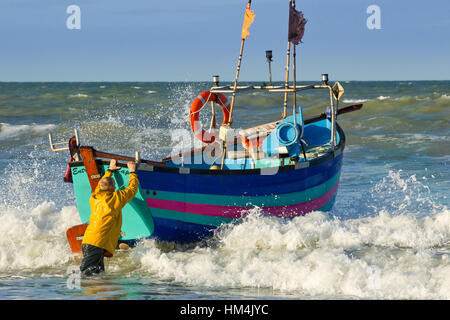 La pesca a bordo di una barca tradizionale chiamato 'Flobart' Audresselles off (Francia settentrionale) sulla Côte d'Opale coast Foto Stock