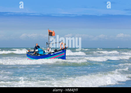 La pesca a bordo di una barca tradizionale chiamato 'Flobart' Audresselles off (Francia settentrionale) sulla Côte d'Opale coast Foto Stock