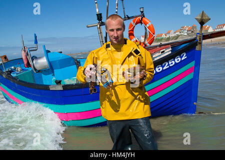 La pesca a bordo di una barca tradizionale chiamato 'Flobart' Audresselles off (Francia settentrionale) sulla Côte d'Opale coast Foto Stock