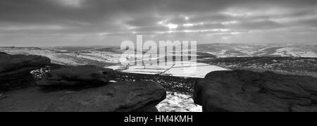 L'inverno sulle rocce Burbage, Parco Nazionale di Peak District, Derbyshire, England, Regno Unito Foto Stock