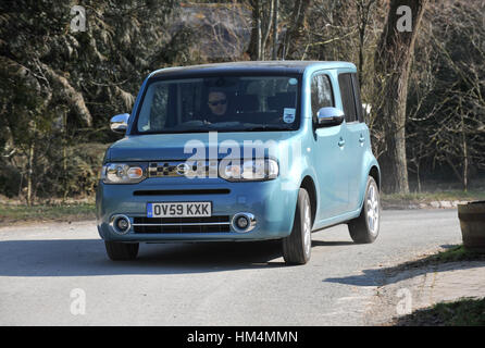 2010 Nissan Cube, boxy culto giapponese vettura compatta con insoliti asmmetrical porta posteriore Foto Stock