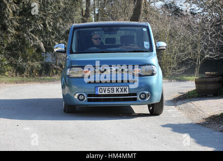 2010 Nissan Cube, boxy culto giapponese vettura compatta con insoliti asmmetrical porta posteriore Foto Stock