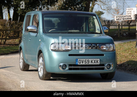 2010 Nissan Cube, boxy culto giapponese vettura compatta con insoliti asmmetrical porta posteriore Foto Stock