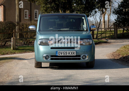 2010 Nissan Cube, boxy culto giapponese vettura compatta con insoliti asmmetrical porta posteriore Foto Stock