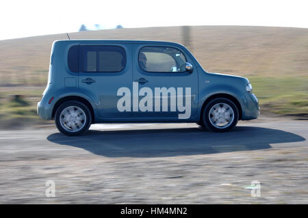 2010 Nissan Cube, boxy culto giapponese vettura compatta con insoliti asmmetrical porta posteriore Foto Stock