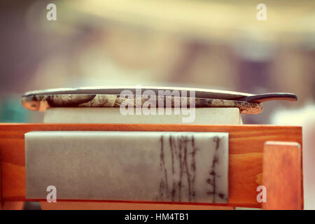 Il rasoio per rasatura su sfondo sfocato con spazio per il testo in stile vintage Foto Stock