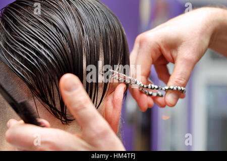 Parrucchiere capelli a fresare con le forbici Foto Stock