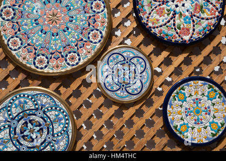 Ceramica spagnolo piastre tradizionali per la vendita in Córdoba,Andalucia,Andalusia, Spagna Foto Stock