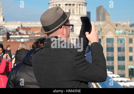 L'uomo prendendo fotografia con il cellulare a Londra in Inghilterra Foto Stock