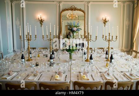 Bomboniere e decorazioni sul display a un matrimonio in Sussex, Regno Unito. Foto Stock