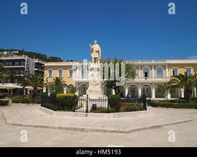 Scultura su una piazza nella città di Zante, Dionisios Solomos statua, sullo sfondo il Museo Bizantino Foto Stock