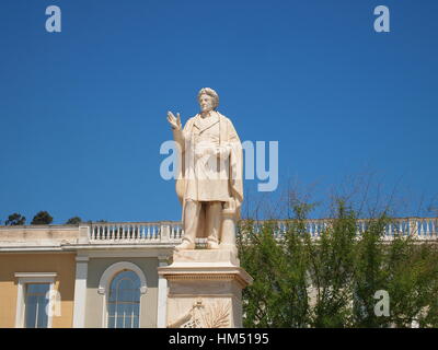 Scultura su una piazza nella città di Zante, Dionisios Solomos statua, sullo sfondo il Museo Bizantino Foto Stock