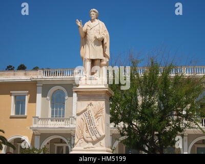 Scultura su una piazza nella città di Zante, Dionisios Solomos statua, sullo sfondo il Museo Bizantino Foto Stock