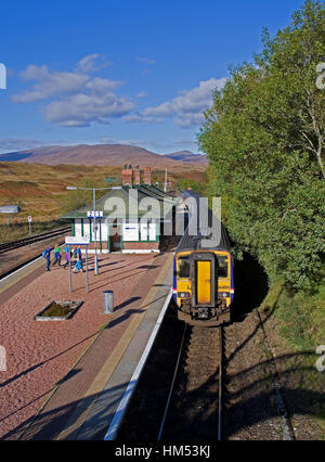 Un treno in direzione nord in attesa presso la piattaforma di Rannoch stazione ferroviaria, sul bordo di Rannoch Moor, in un assolato pomeriggio autunnale, Highlands scozzesi UK Foto Stock