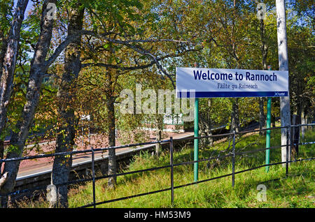 Scotrail segno di benvenuto in inglese e in gaelico fuori Rannoch stazione ferroviaria, autunno, Perthshire, Highlands scozzesi, Scotland Regno Unito Foto Stock