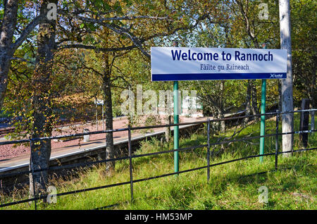 Scotrail segno di benvenuto in inglese e in gaelico fuori Rannoch stazione ferroviaria, autunno, Perthshire, Highlands scozzesi, Scotland Regno Unito Foto Stock