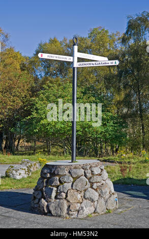 Cartello montato su zoccolo in pietra al di fuori della stazione di Rannoch, Perthshire, Highlands scozzesi, che mostra le destinazioni che possono essere raggiunte da questo punto. Foto Stock