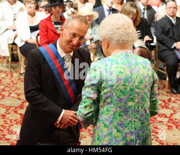 File photo datato 06/05/11 di Sir Peter Ricketts che è stato fatto un cavaliere Gran Croce dell'Ordine di San Michele e San Giorgio dalla Regina Elisabetta II al Castello di Windsor, Berkshire, come Lord Ricketts ha detto che l'invito per una visita di Stato così presto nella presidenza di Donald Trump era 'prematuro'. Foto Stock