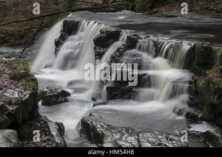 Sgwd Isaf Clun-gwyn, caduta inferiore del bianco prato, Afon Mellte, Ystradfellte, quattro cascate, Brecon Beacons. Foto Stock