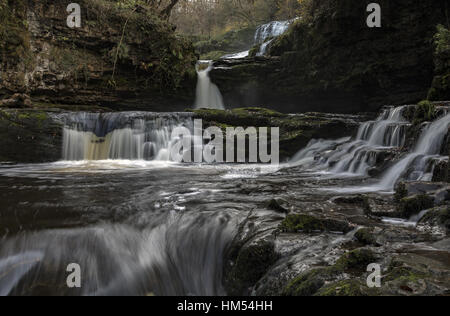 Sgwd Isaf Clun-gwyn, caduta inferiore del bianco prato, Afon Mellte, Ystradfellte, quattro cascate, Brecon Beacons. Foto Stock