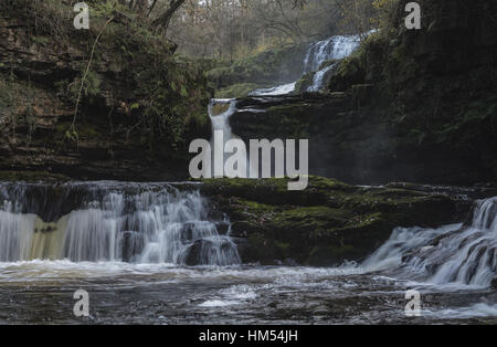 Sgwd Isaf Clun-gwyn, caduta inferiore del bianco prato, Afon Mellte, Ystradfellte, quattro cascate, Brecon Beacons. Foto Stock