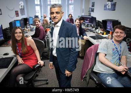 Sindaco di Londra Sadiq Khan visite gli effetti speciali azienda doppio negativo nel centro di Londra, per discutere la capitale dell'industria cinematografica. Foto Stock