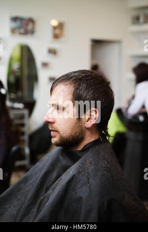 Giovane uomo a Barberia, ottenendo un nuovo taglio di capelli. Foto Stock