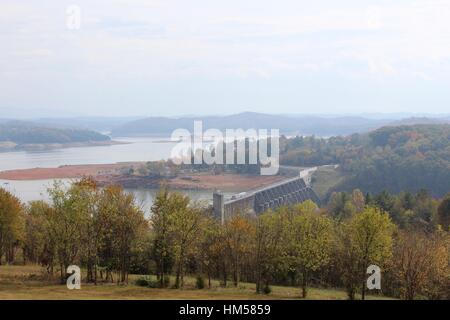 La diga al lago su una mattinata nebbiosa. Foto Stock