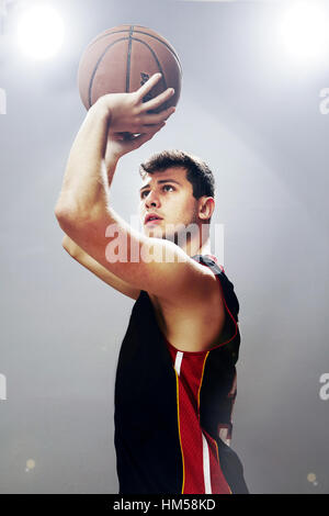 Ragazzo bianco giocando a basket ball Foto Stock