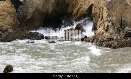 BIG SUR, CALIFORNIA, STATI UNITI - Ott 7, 2014: immenso oceano onde frantumazione su rocce di Pfeiffer membro Park in CA lungo la strada n. 1, STATI UNITI D'AMERICA Foto Stock