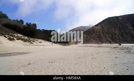 BIG SUR, CALIFORNIA, STATI UNITI - Ott 7, 2014: immenso oceano onde frantumazione su rocce di Pfeiffer membro Park in CA lungo la strada n. 1, STATI UNITI D'AMERICA Foto Stock