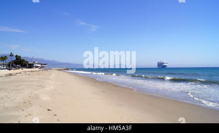 SANTA BARBARA, California, USA - Oct 8th, 2014: città Leadbetter Beach con una nave da crociera Foto Stock