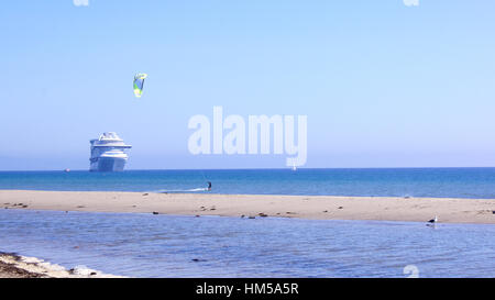 SANTA BARBARA, California, USA - Oct 8th, 2014: città Leadbetter Beach con una nave da crociera Foto Stock