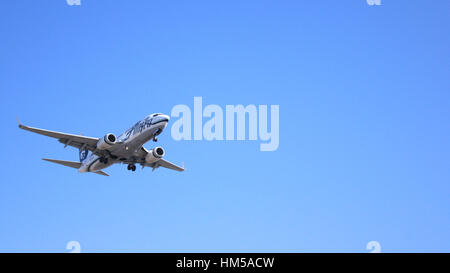 LOS ANGELES, CALIFORNIA, USA - Oct 9th, 2014: Alaska Airlines Boeing 737 mostrato poco prima di atterrare a LA Aeroporto LAX Foto Stock