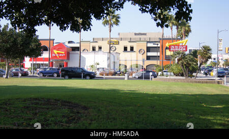 LOS ANGELES, CALIFORNIA, USA - Oct 9th, 2014: segno esteriore di un In-N-Out Burger ristorante all'aeroporto internazionale LA - LAX. Una catena regionale ristoranti fast food con località del sud-ovest. Foto Stock