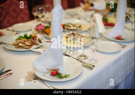 Bella tabella impostazione per un matrimonio a cena nel ristorante Foto Stock