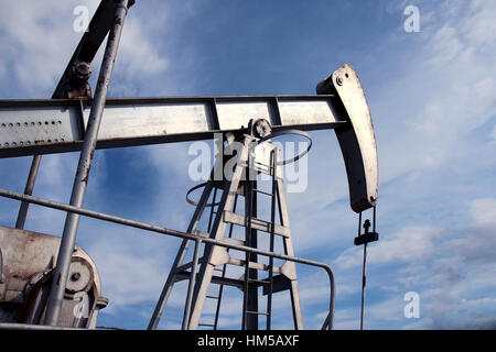 Argento pumpjack nel petrolio greggio miniera di campo Foto Stock