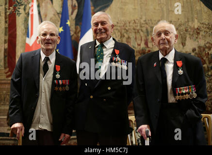 (Da sinistra a destra) Alfred Arthur Wilson, 91, da Enfield, Stoker in the Royal Marine , John Alfred Duke, 95, da Surrey, Corporal in the Royal Arbled Corps e, Schera Morris Masters, 97, da Essex , Lance Corporal durante una cerimonia per la Legion d'honneur, la più alta distinzione della Francia, Durante una cerimonia presso la residenza dell'Ambasciatore Francese a Londra. Foto Stock