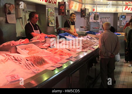 Chioschi di vendita del pesce all'interno mercato centrale edificio, città di Valencia, Spagna Foto Stock