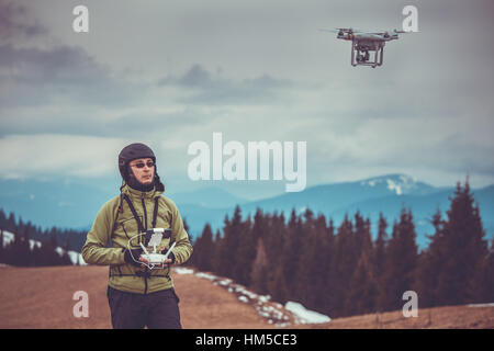 L'uomo operando un drone Foto Stock