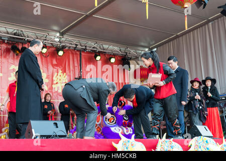 ROTTERDAM, OLANDA - 28 gennaio 2016: SINDACO Aboutaleb e ambasciatore della Cina in Olanda svegliare il leone alla celebrazione del Capodanno cinese in Rotterda Foto Stock