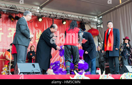 ROTTERDAM, OLANDA - 28 gennaio 2016: SINDACO Aboutaleb e ambasciatore della Cina in Olanda svegliare il leone alla celebrazione del Capodanno cinese in Rotterda Foto Stock